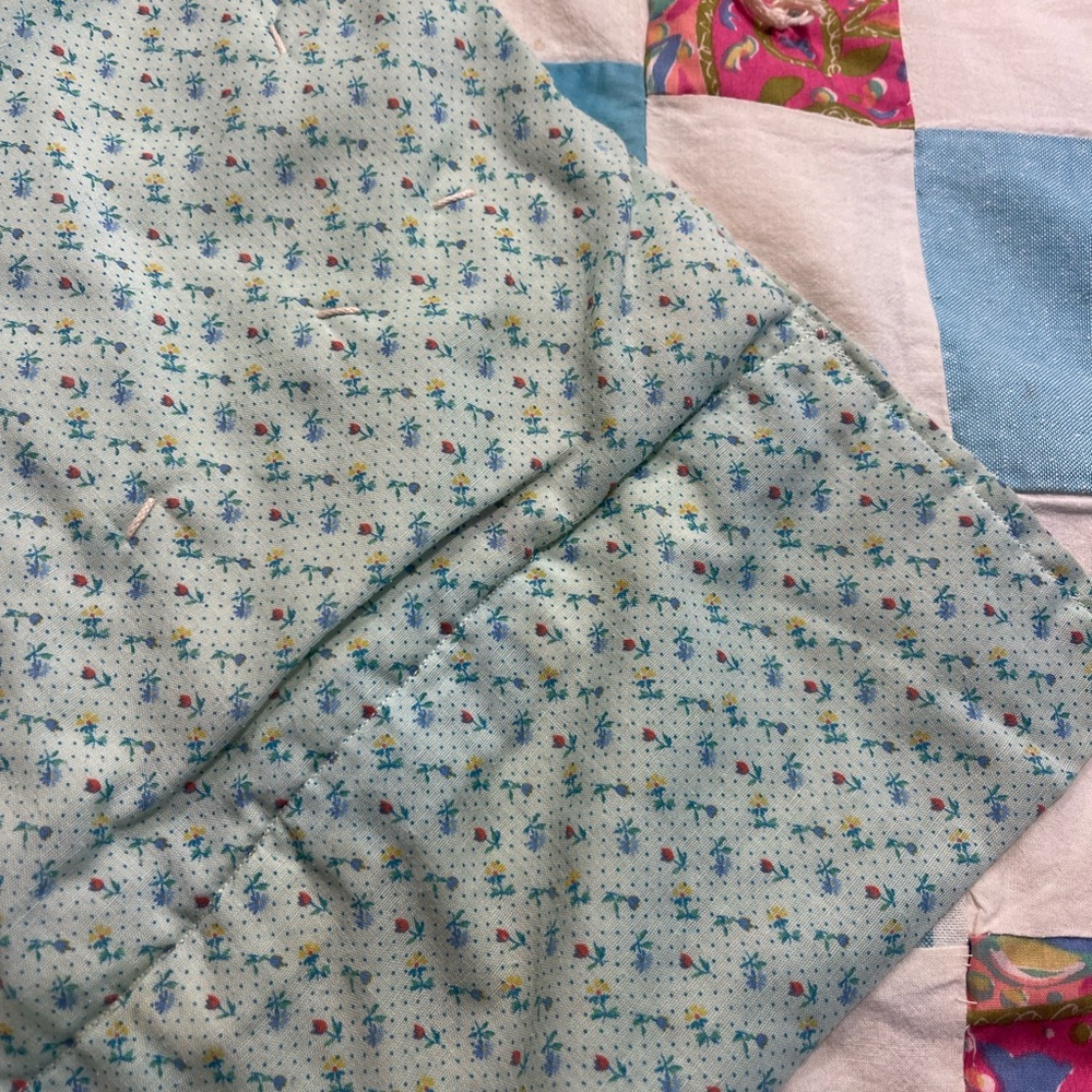 Patchwork Quilt with Multicolor Design - Picture 3 of 14
